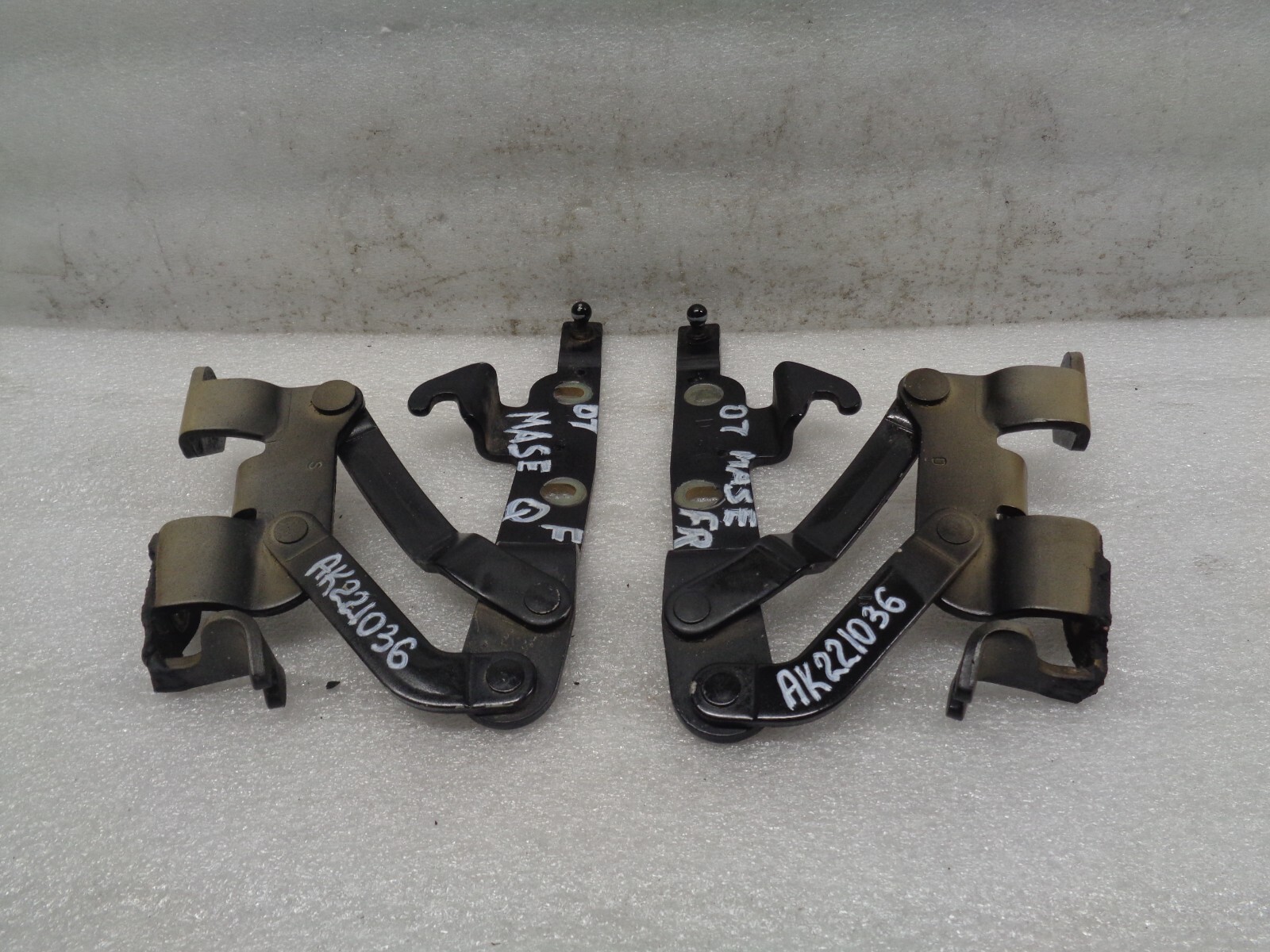 2005-2008 Maserati Quattroporte Front Left Right Hood Hinge Set OEM AK221036