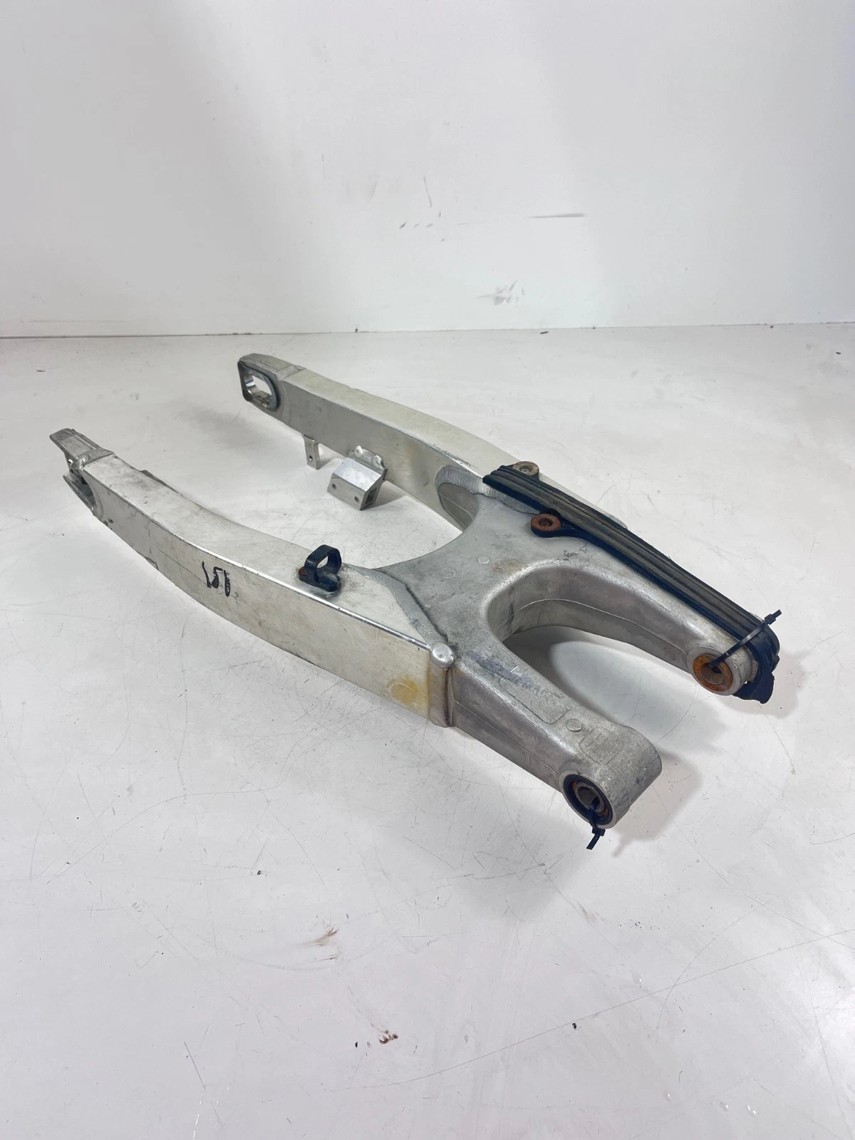 2016 SUZUKI RMZ450 OEM REAR SWINGARM ASSEMBLY 61000-28H30 #151