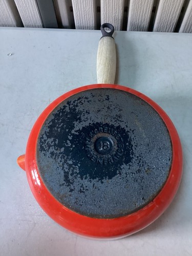 Le Creuset Volcanic Orange Saucepans - Set Of 3 - 16, 18, 20 - Wooden Handles. - Picture 14 of 24