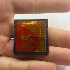 R4 UPGRADABLE NINTENDO + SCHEDA SD 4GB