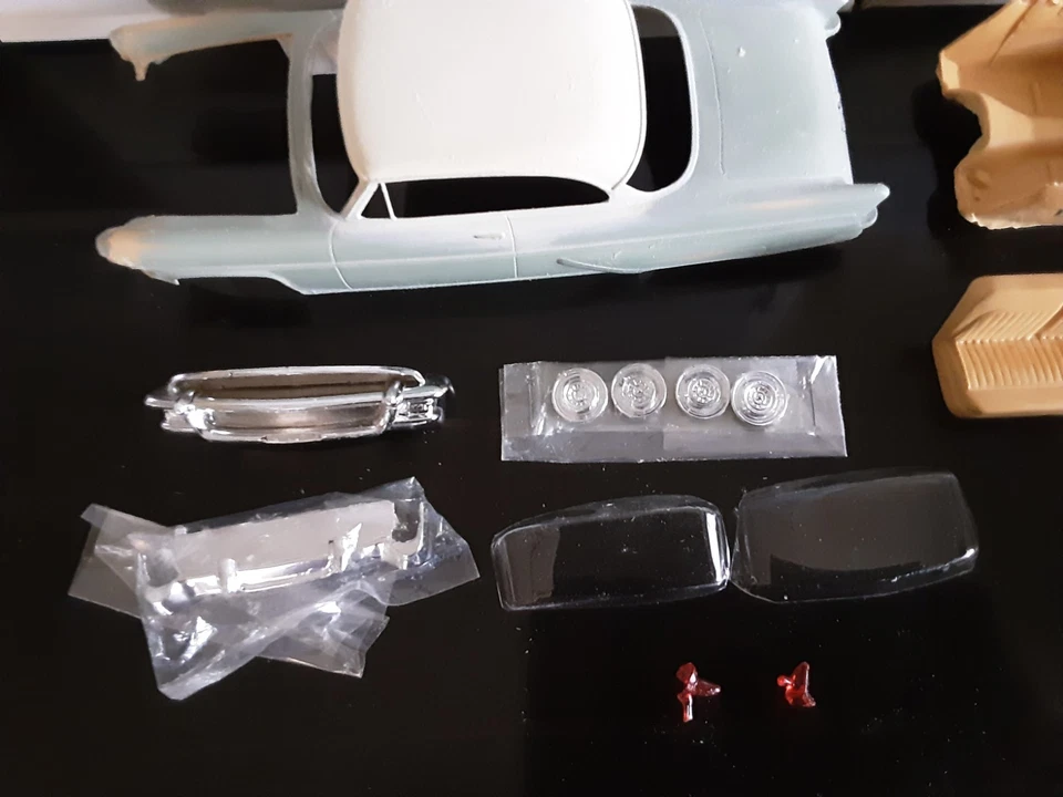 R&R VACUUM CRAFT 1955 LINCOLN HARDTOP RESIN MODEL CAR PARTS KIT - Image 2 of 4