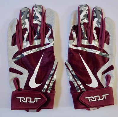 predator gloves pink