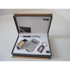 SET 4 PEZZI OROLOGIO PENNA A SFERA CALCOLATRICE PORTACHIAVI QBOS ENTERPRICE