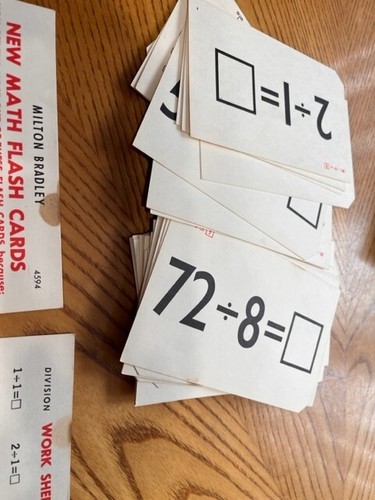 CARTE FLASH VINTAGE 1965 MILTON BRADLEY NUOVE DIVISIONE MATEMATICA GRADI 3-6 - Foto 9 di 9