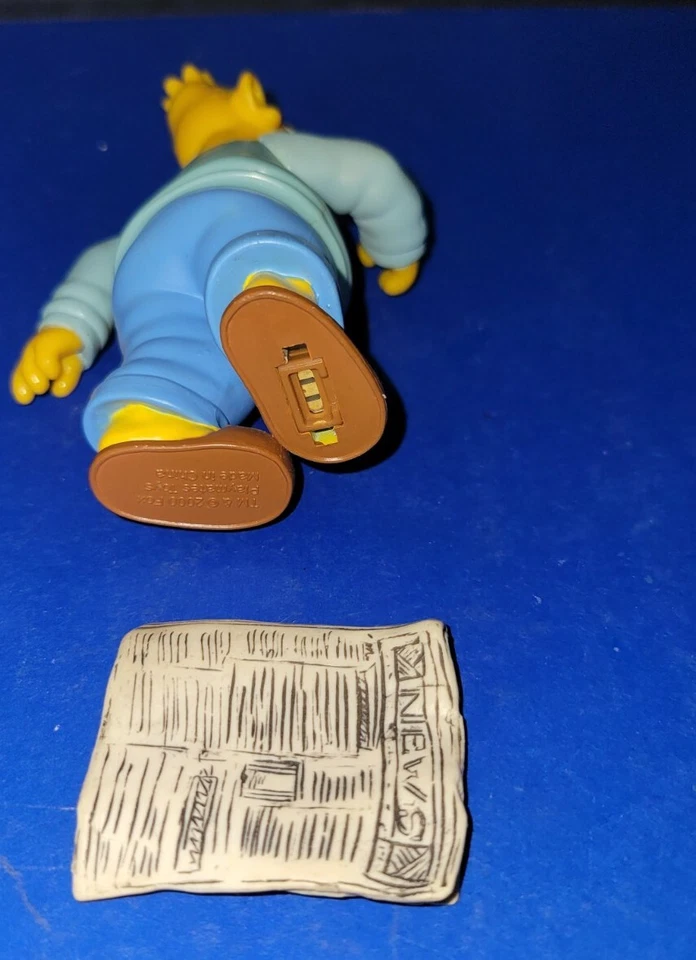 Figura interactiva Playmate con un periódico LOS SIMPSON GRAMPA SIMPSON WOS  Foto 3 de 3