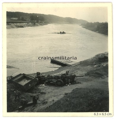 Orig. Foto russ. Beute Lkw mit Geschütz am Düna Ufer KRASLAVA Lettland 1941