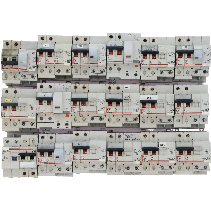 Lot disjoncteurs différentiels Legrand C2–C16 + DX3 – 30mA / 300mA – Occasion –