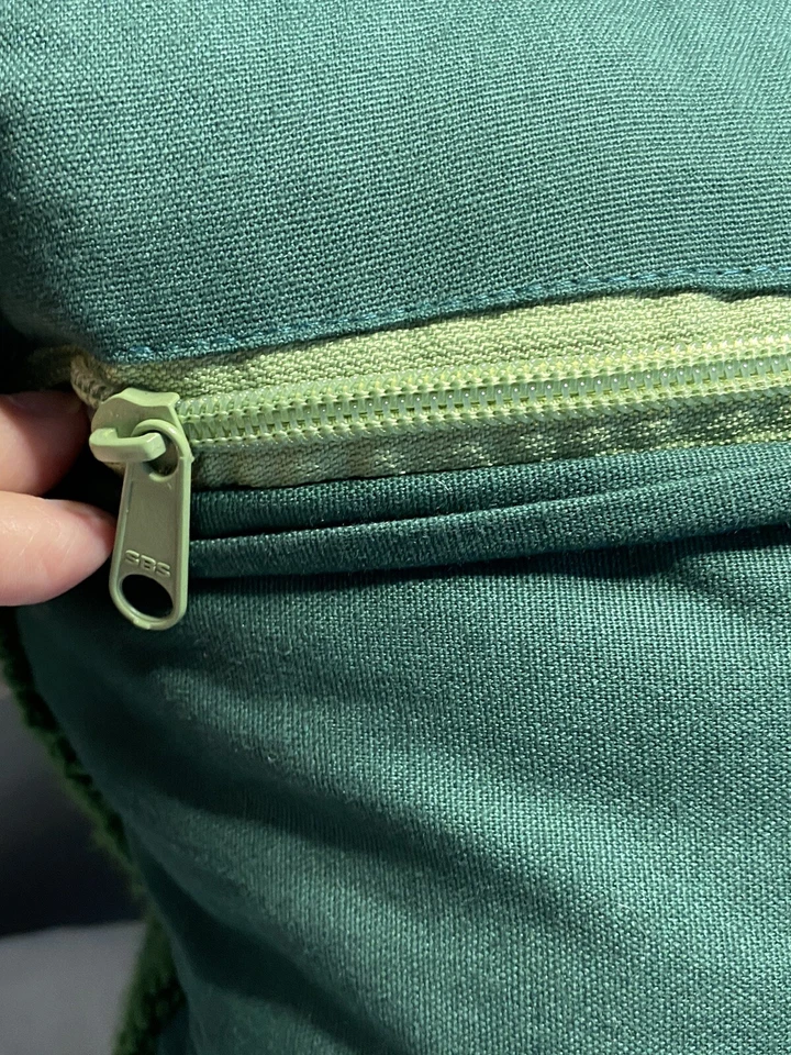 Bulldog Santa Dog - Almohada de Navidad de 18" x 18" - Funda de almohada enganchada C & F Foto 4 de 4