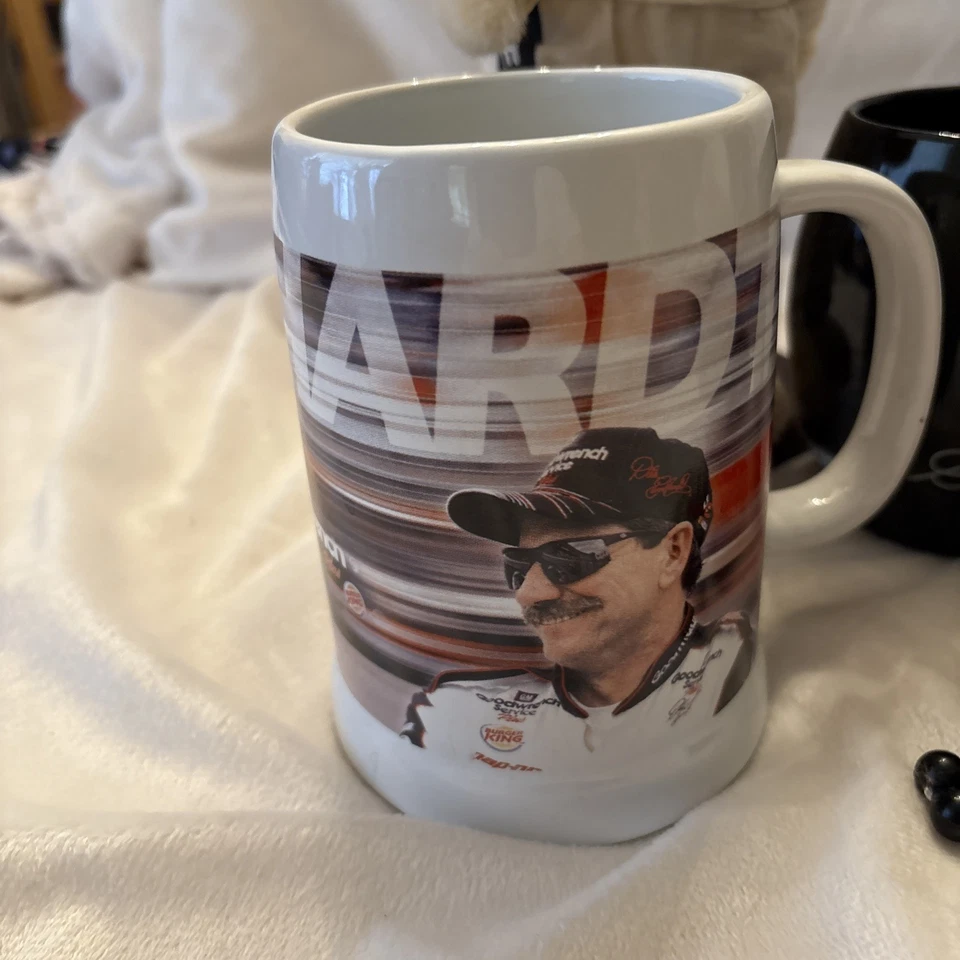 Dale Earnhardt Memorabilia Tazas Tarjetas DVD Set Collar Oso. Todo nuevo. Foto 2 de 4