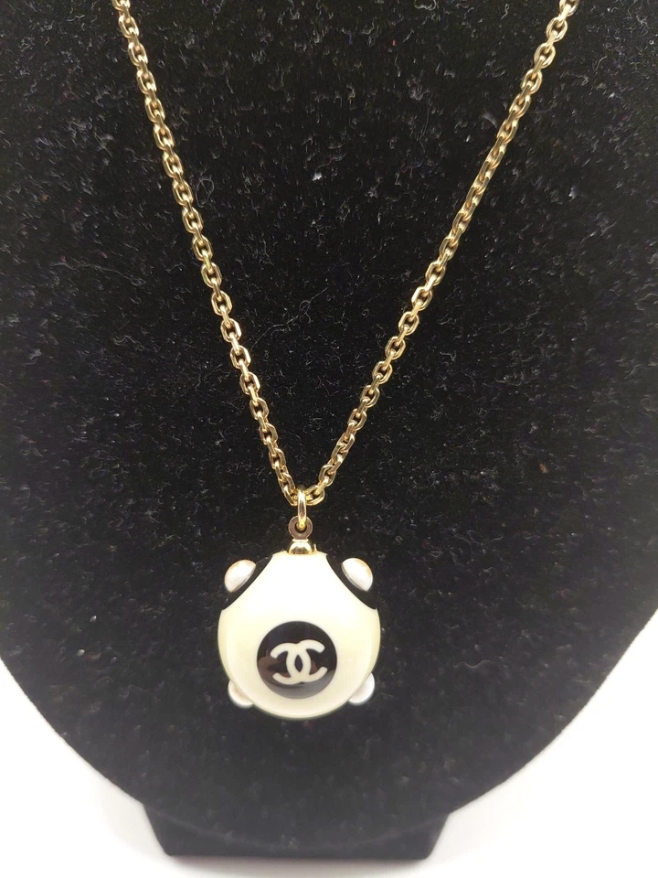 Collar colgante Chanel 2002 CC bola en muy buena condición Foto 2 de 4