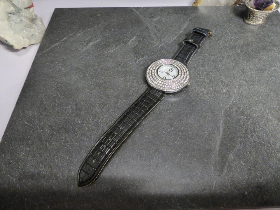 Prachtvolle, mit Strass-Steinchen geschmückte Damen Armbanduhr im Cavadini Stil - Bild 4 von 4