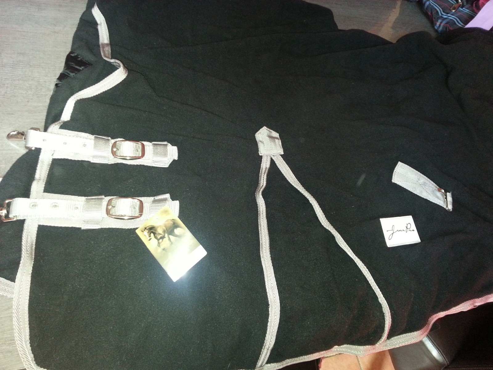 La chemise polaire mi encolure JMRPRO 145cm protège le garrot des frottements au paddock