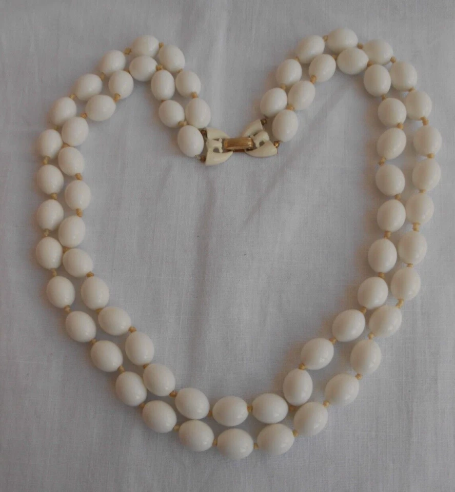 COLLANA TRIFARI 2 fili sfere ovali in lucite colore bianco chiusura lacca - Immagine 3 di 4