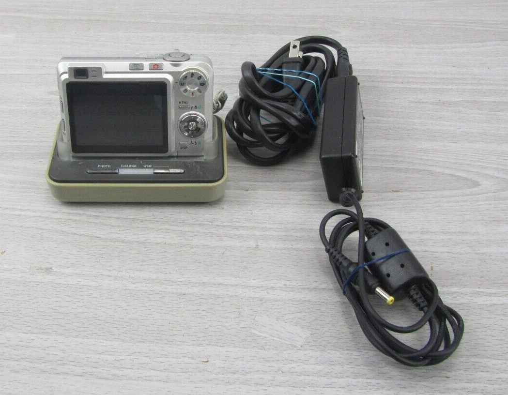 Casio EXILIM ZOOM EX-Z750 7.2MP Digital Camera - Silver complete Charger & cord