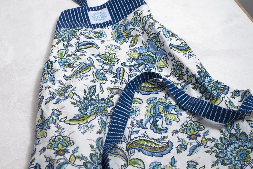 Delantal de lujo de diseñador | Diseño de estampado floral exclusivo, tejido a rayas azul marino,... Foto 3 de 4