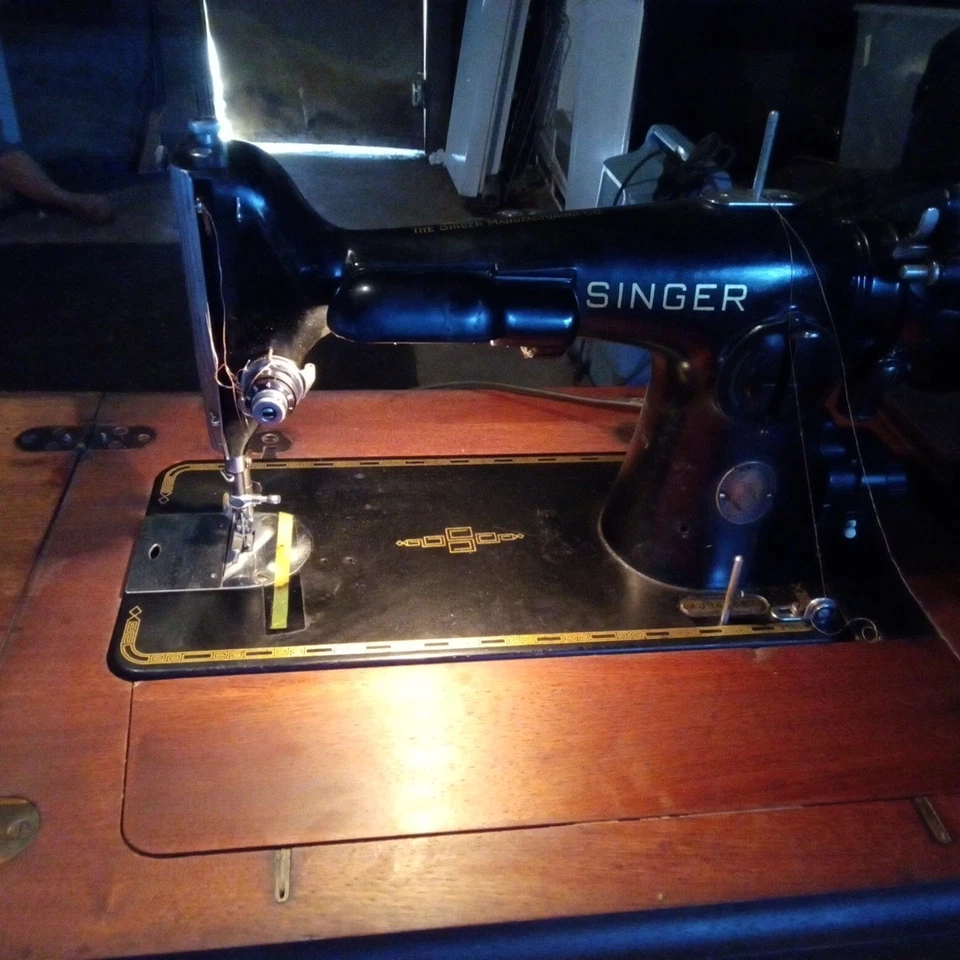 Singer Sewing Machine Cabinet (1960-1969) In Working Condition See Video & Pics - Image 4 of 4