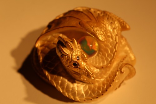Vintage Windstone Editions coiled Dragon Golden Pearl Cream PENA