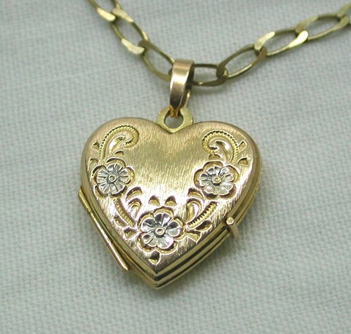 9 carat Gold Lovely Heart Locket 