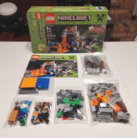 LEGO Minecraft: The Cave (21113) 99.9% Complete With Box