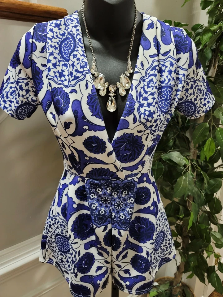 Traje Mameluco Boohoo Mujer Blanco y Azul Floral Poliéster Cuello en V Manga Corta Talla 6 Foto 2 de 4