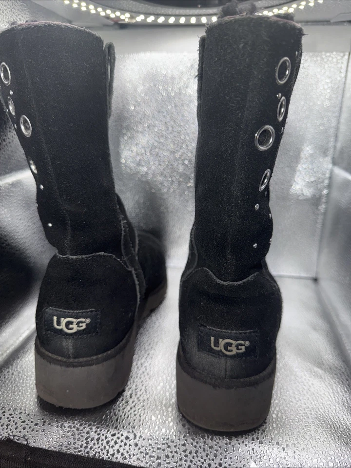 BOTA UGG CLASSIC SHORT MADISON GROMMET CAMURÇA PRETA EUA 7 Cozy Holiday Goth - Imagem 2 de 4