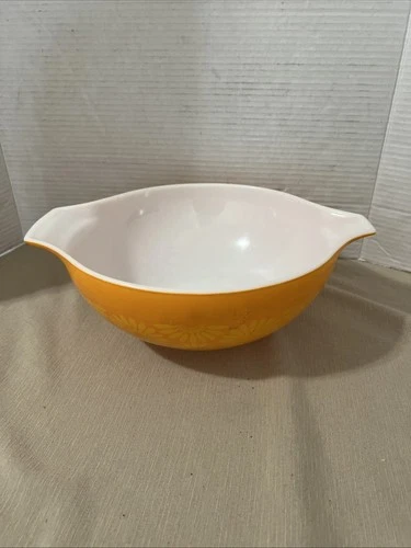 Yellow Daisy “Sunflower” Vintage PYREX #444 4 Qt Cinderella Mixing Nesting Bowl
