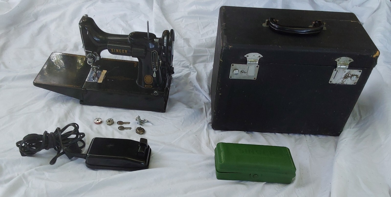 Vntg Singer AM140794 Sewing Machine With Case Button Holer Attacment