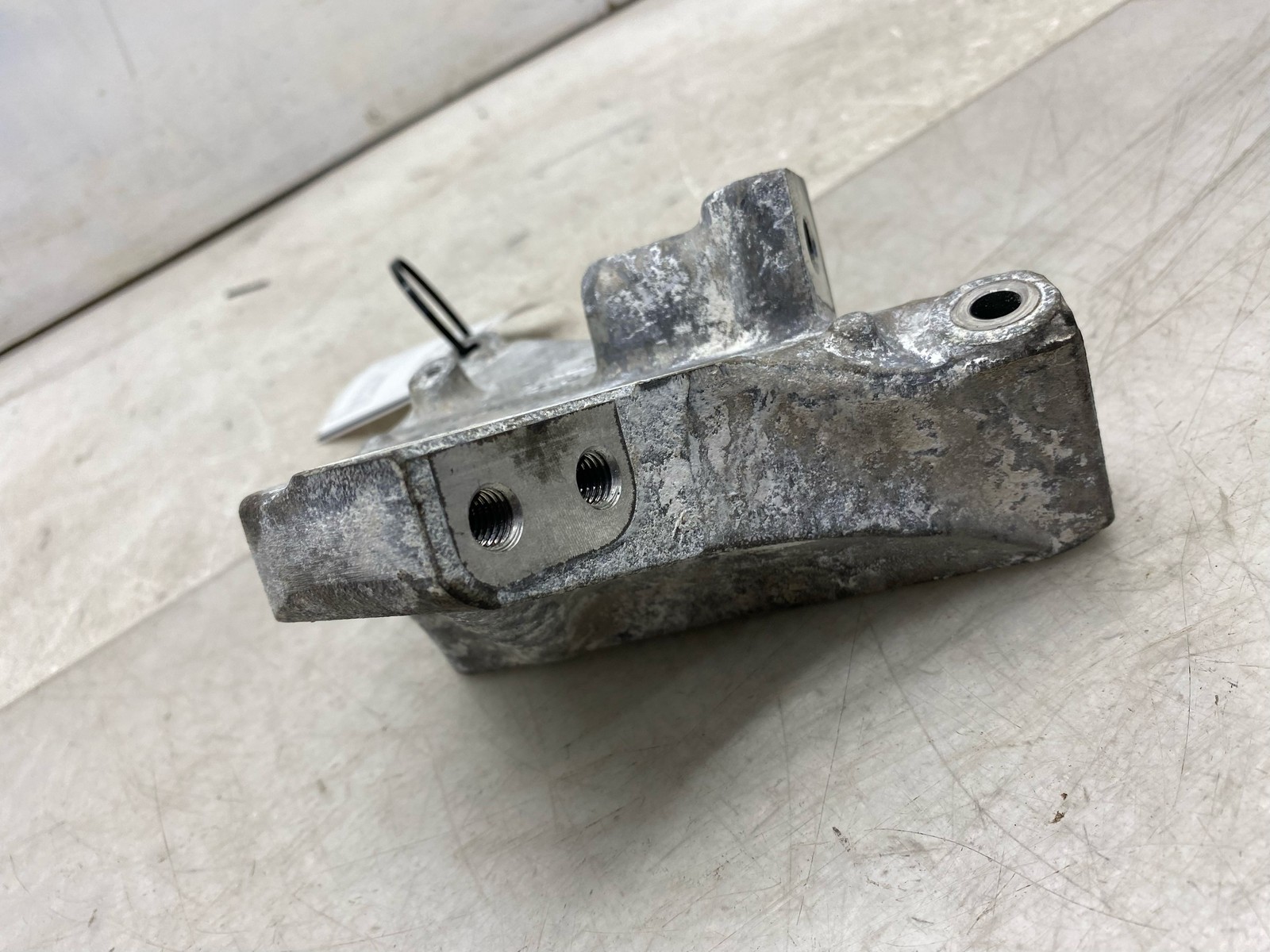 2020-2025 ASTON MARTIN DBX 4.0L RIGHT ENGINE MOTOR MOUNT SUPPORT BRACKET