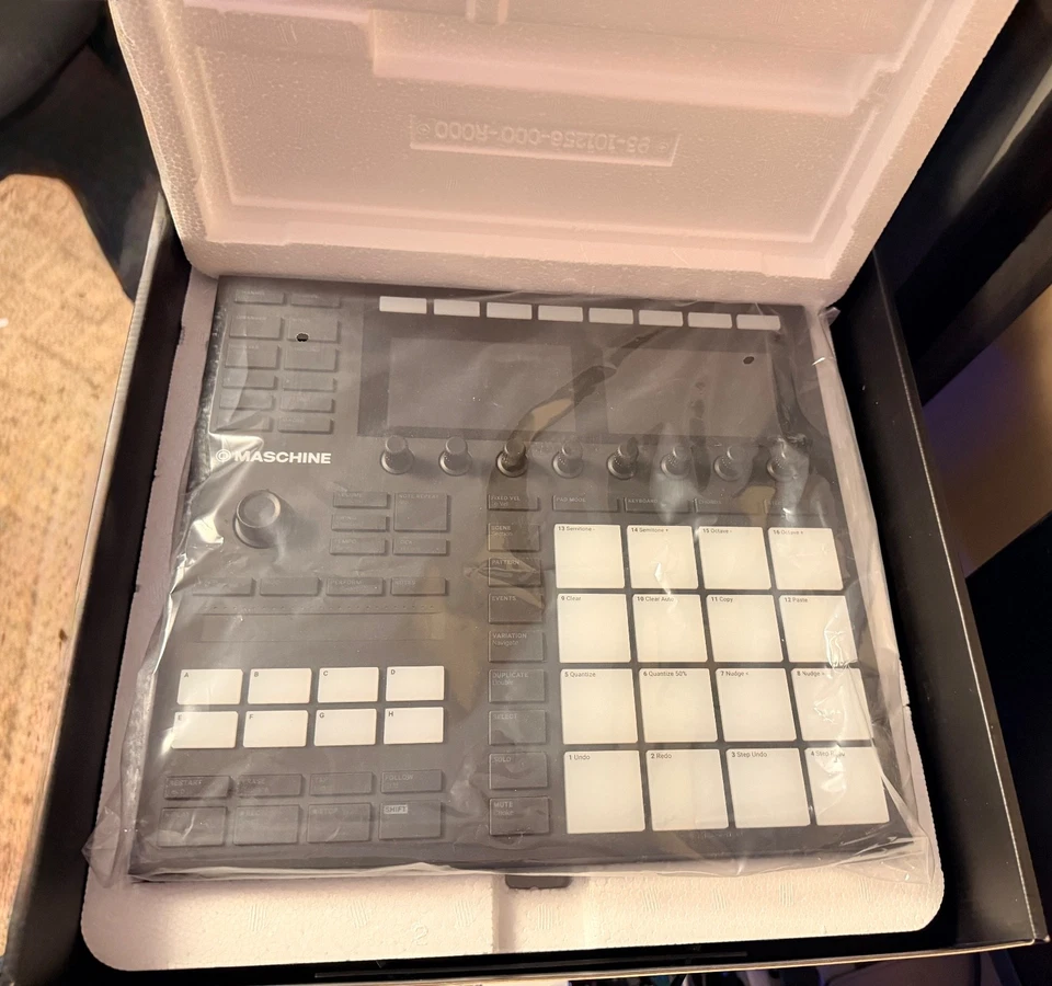 Native Instruments Maschinen MK3 (Incluye software, cable de alimentación, cable USB) Foto 2 de 3