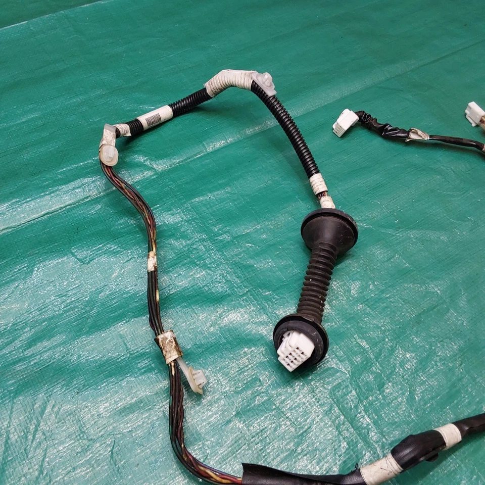 Arnés de cables para puerta trasera derecha Toyota Tacoma 2005-2011 doble cabina OEM 82153-04100 Foto 2 de 4