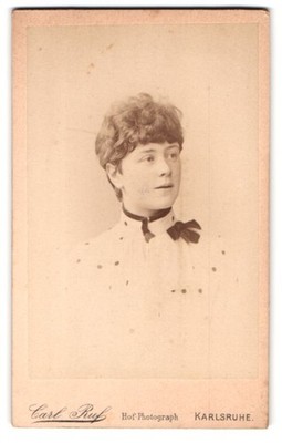 Fotografie Carl Ruf, Karlsruhe, Amalienstrasse 26, Portrait junge Dame in modis 