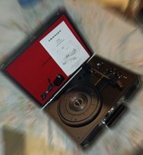 Black Crosley CR8005DBK Cruiser Deluxe 3-Speed Turntable- Only Flaw Nick/Case