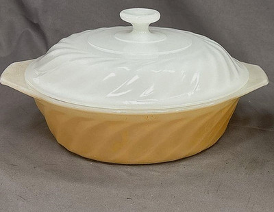 FIRE-KING PEACH LUSTRE 1 1/2 QUART CASSEROLE DISH WITH ORIGINAL SWIRL LID