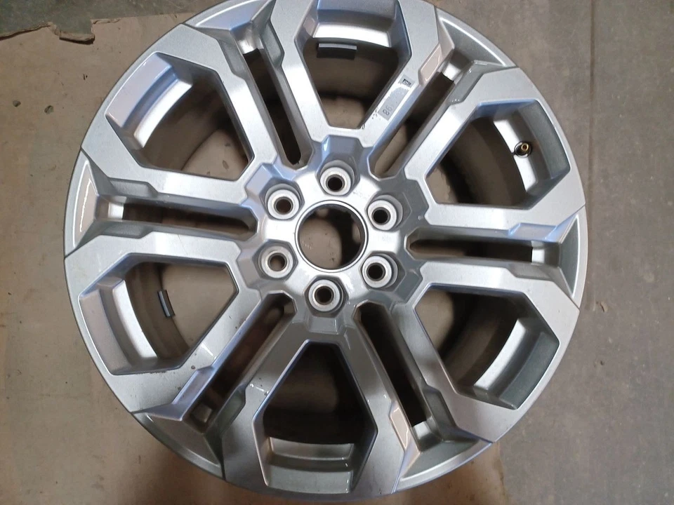 Rueda de repuesto de aluminio Chevrolet Colorado 2024 19x8 NYG 2933146 Foto 2 de 4