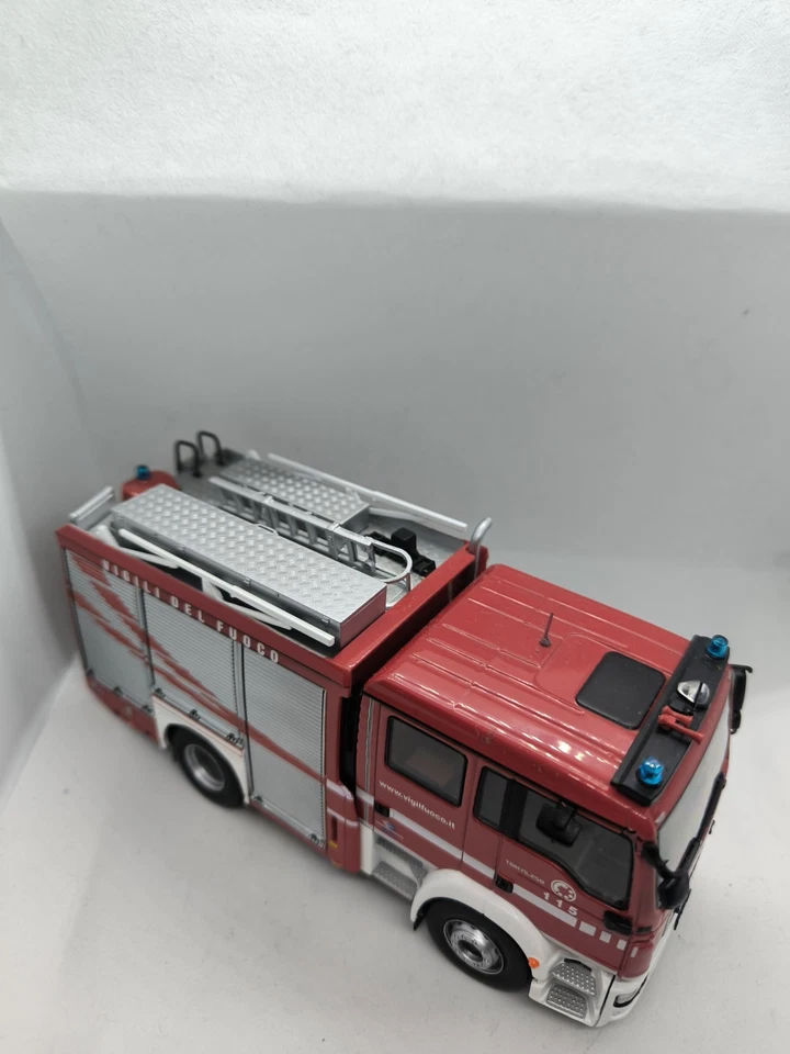 Die cast Camion Vigili del Fuoco MAN BAI TGM VSAC 3300M Die Cast Model 1/43 - Immagine 4 di 4