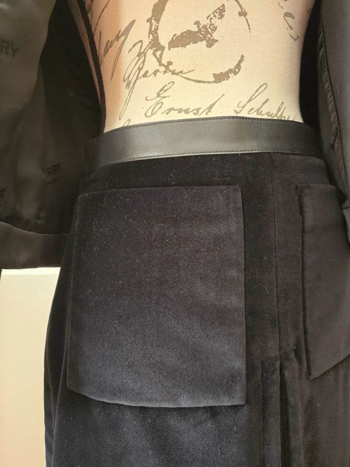 Conjunto de blazer y falda negra Burberry Foto 4 de 4