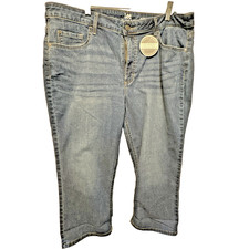 Women's NWT Lee Riders Mid Rise Capris Medium Wash Size 18M
