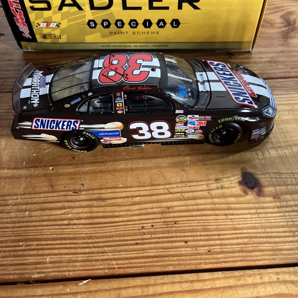 Elliott Sadler #38 SNICKERS - 2006 Ford Fusion 1/24 NASCAR diecast Foto 4 de 4