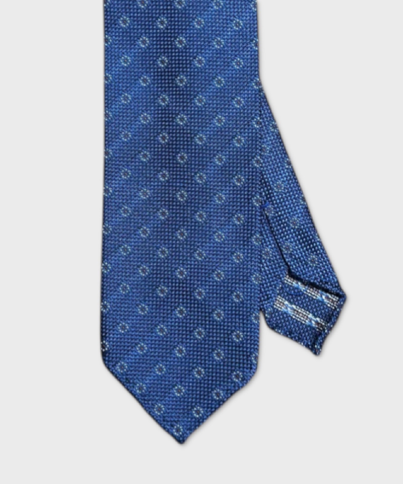 Аркури Дрейфахкраватте в Зейденгазе, унгефюттерте, блау Блюме, где-то рядом