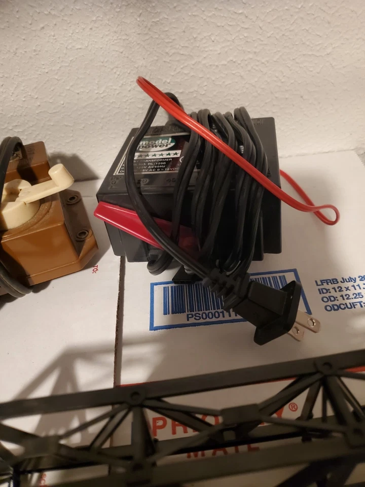 READ[] 4 Hobby Transformers HO Scale & Bridge Parts  - Image 4 of 4