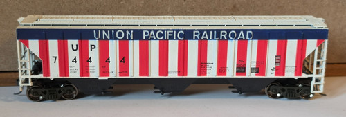 Union Pacific RR 3 bahías cubierta tolva coche 74444 Athearn rueda de metal Kadee HO | Condition: Used