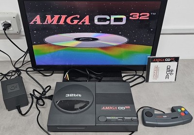 Commodore Amiga CD 32 Heimkonsole PAL SCART 480p 32 MB Grau 1993