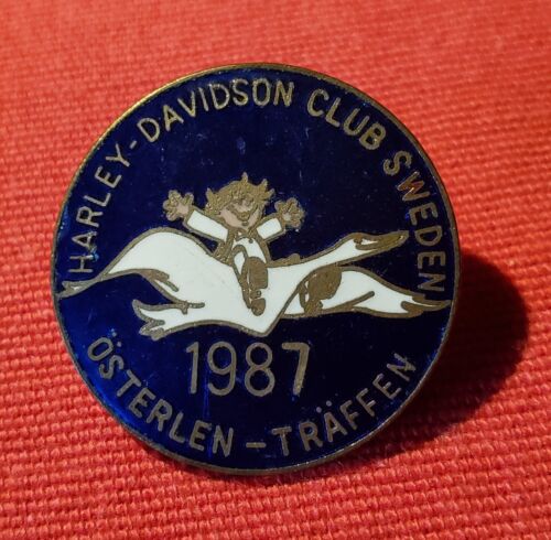 PIN'S - HARLEY DAVIDSON CLUB SWEDEN 1987 OSTERLEN-TRÄFFEN - TRÈS BON ÉTAT - Photo 1/3