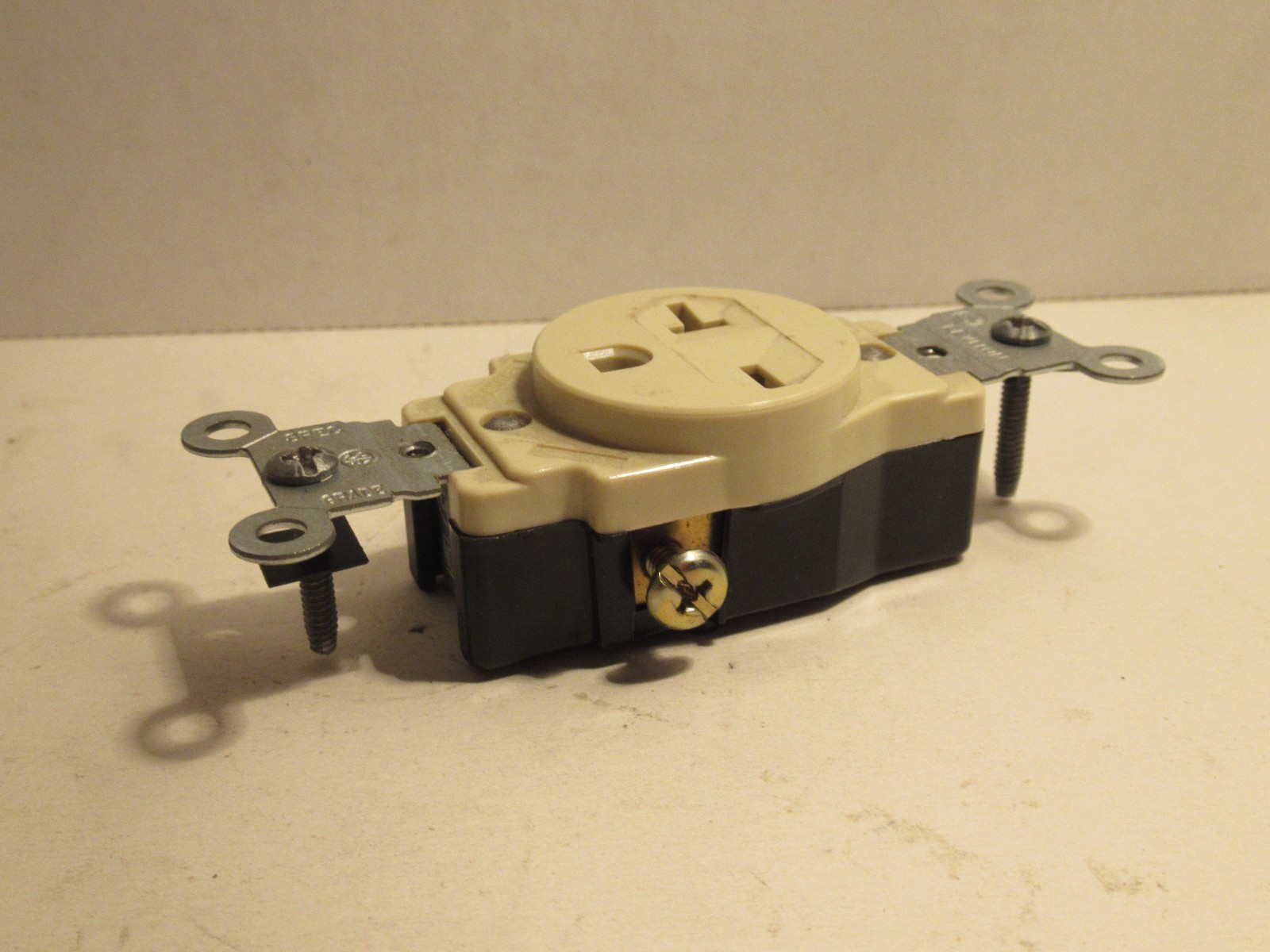 LEVITON NOM 057 20A 125V OUTLET RECEPTACLE NEW eBay