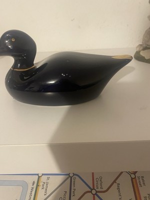 Kleine dekorative glänzende Ente mit Goldrand 