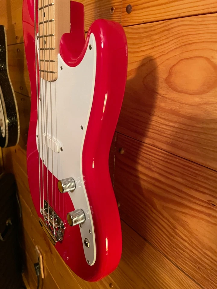Squier by Fender Bronco 2008 - Red W/Road-Runner Case MINT! - Image 4 of 4