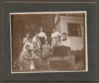 Family of Louise E Stumpf at homestead photo NE CT?