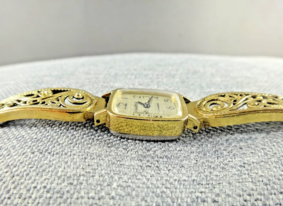 Hermoso reloj para damas Chaika vintage URSS reparado Foto 3 de 4