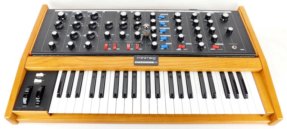 Moog Minimoog Voyager Old School Synthesizer +OVP+Fast Neuwertig+ 1,5J Garantie - Bild 3 von 4