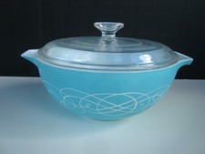 PYREX  TURQUOISE SCROLL Cinderella Bowl #443 Promotional. Made 1959-60. 2,5 QT